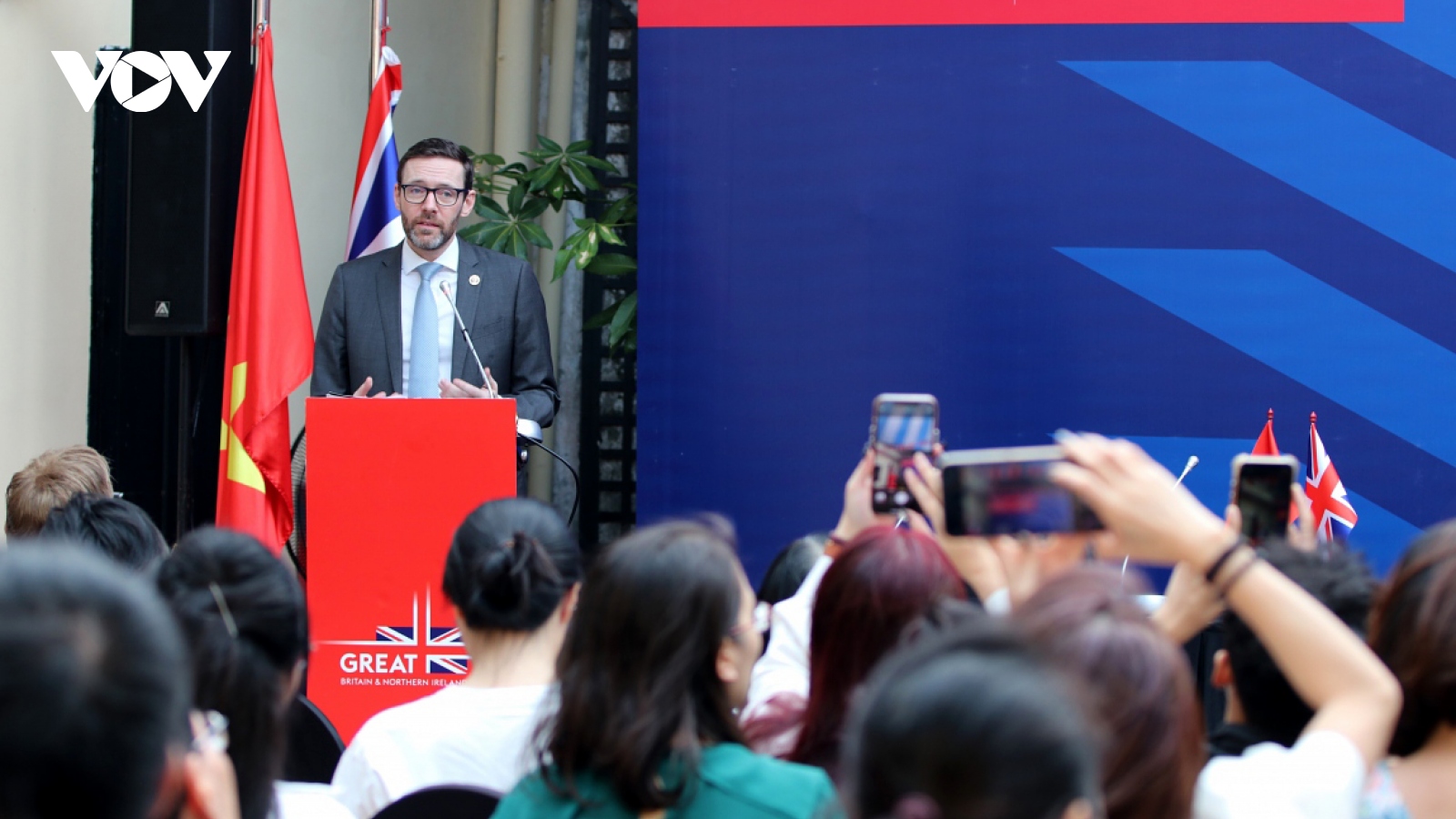 UK pledges close cooperation with Vietnam in dealing with global challenges